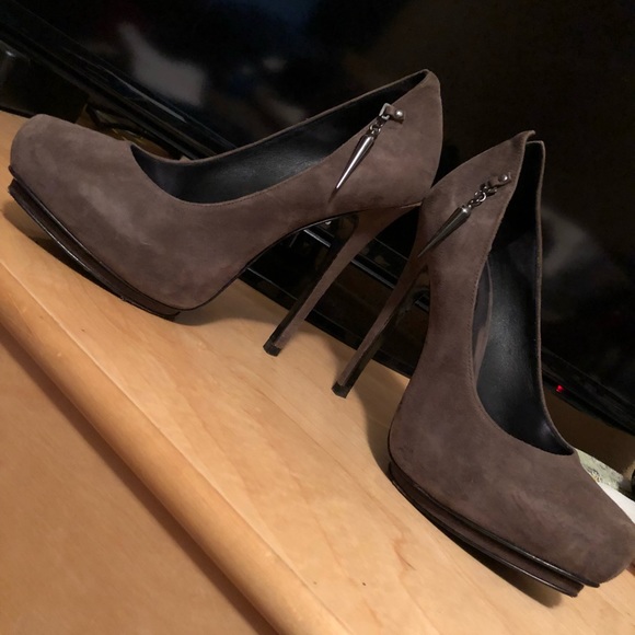 RARE Rock & Republic gray suede pumps - Picture 2 of 7